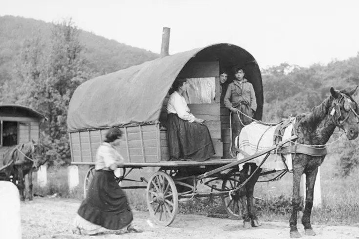 A imagem mostra uma carroça que pertenceu a uma caravana Romani. Retrato histórico.