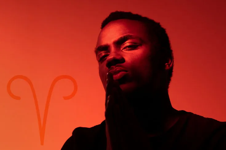 Homem com fundo laranja e o s&iacute;mbolo do signo de &Aacute;res ao lado