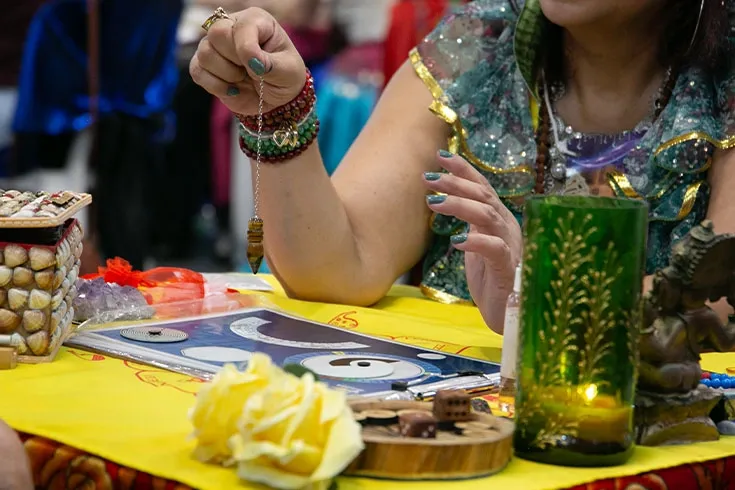 Especialista do Astrocentro usando Mesa Radiônica na Mystic Fair