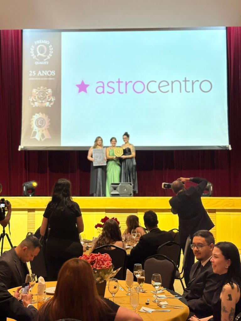Lideranças do Astrocentro no palco do prêmio Quality, recebendo premiação
