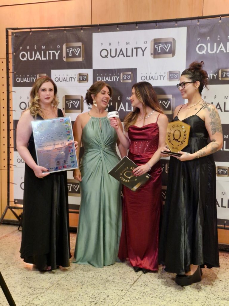 Lideranças do Astrocentro recebendo o prêmio Quality