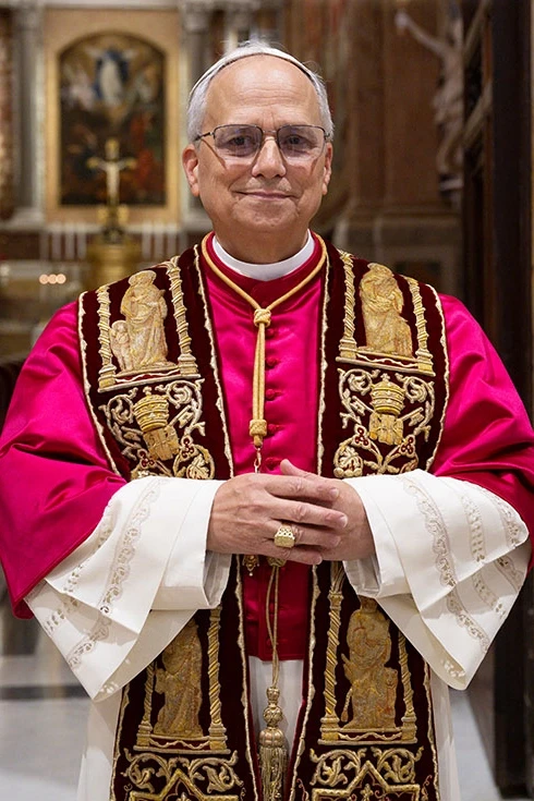 Foto do Papa Leão XIV em vestes cerimoniais