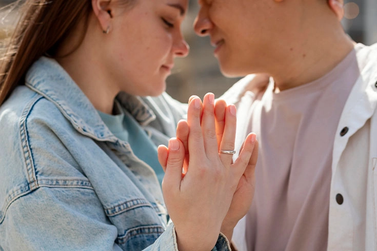 Imagem de pessoas de m&atilde;os unidas, olhando nos olhos