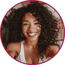 Imagem da cliente que fez o depoimento é uma mulher jovem sorridente com cabelo cacheado preto volumoso, usando camiseta branca, em fotografia de perfil circular.